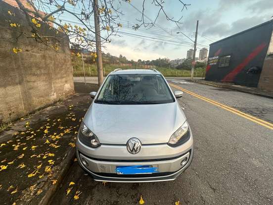 VOLKSWAGEN-CROSS UP-2016