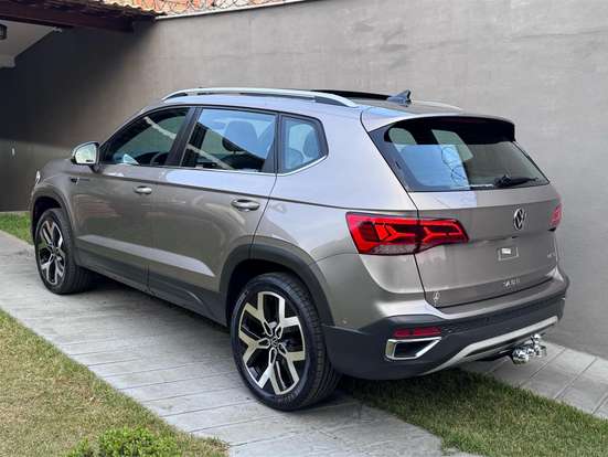 VOLKSWAGEN-TAOS-2023