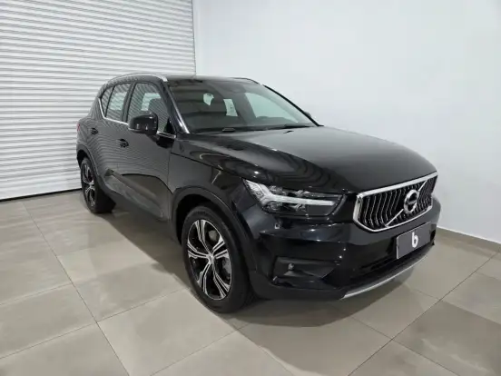 VOLVO-XC40-2021