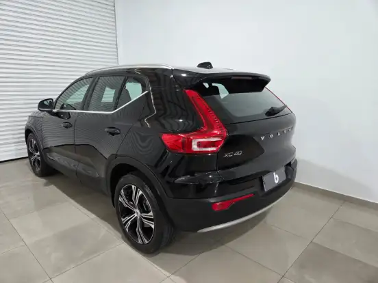 VOLVO-XC40-2021
