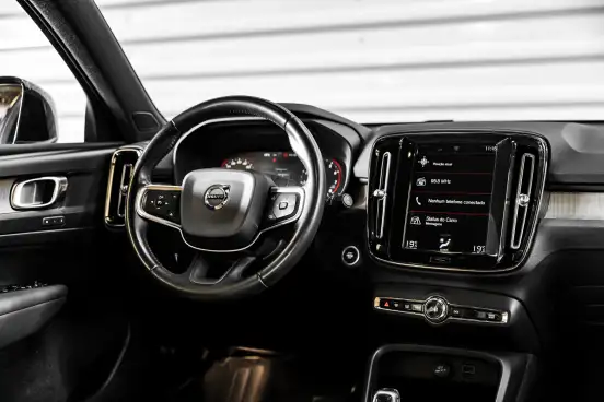 VOLVO-XC40-2020