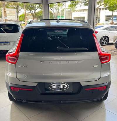 VOLVO-XC40-2023