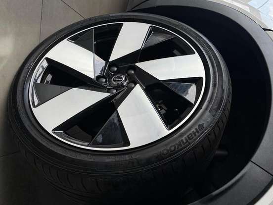 VOLVO-XC40-2023