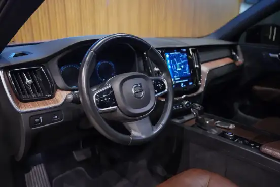 VOLVO-XC60-2020