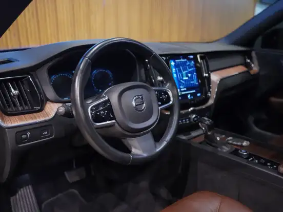VOLVO-XC60-2.0 T5 GASOLINA MOMENTUM AWD GEARTRONIC VOLVO-XC60-2020