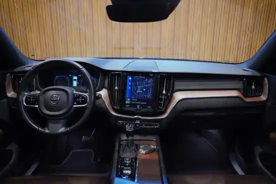 VOLVO-XC60-2.0 T5 GASOLINA MOMENTUM AWD GEARTRONIC VOLVO-XC60-2020