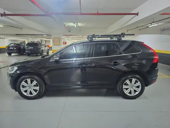 VOLVO-XC60-2017