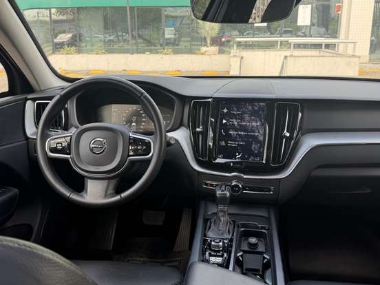 VOLVO-XC60-2017