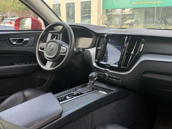 VOLVO-XC60-2017