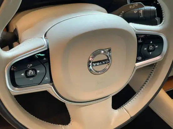 VOLVO-XC90-2018