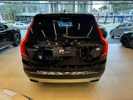 VOLVO-XC90-2020