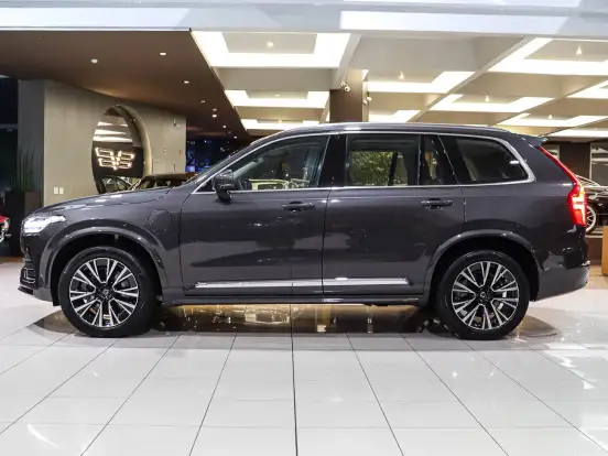 VOLVO-XC90-2023