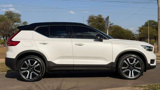VOLVO-XC40-2021