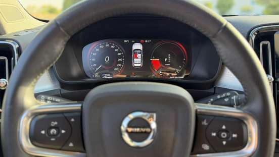 VOLVO-XC40-2021