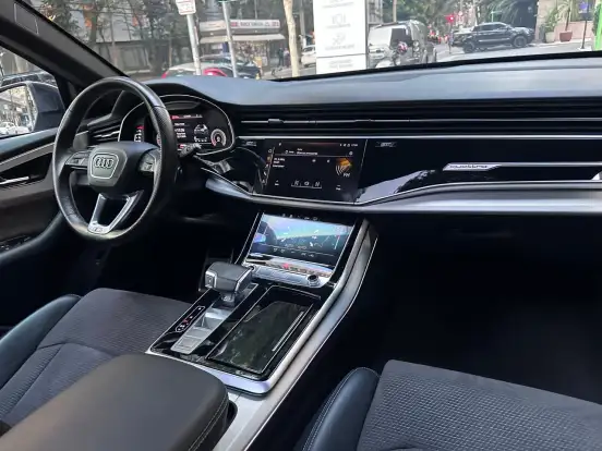 AUDI-Q8-2022