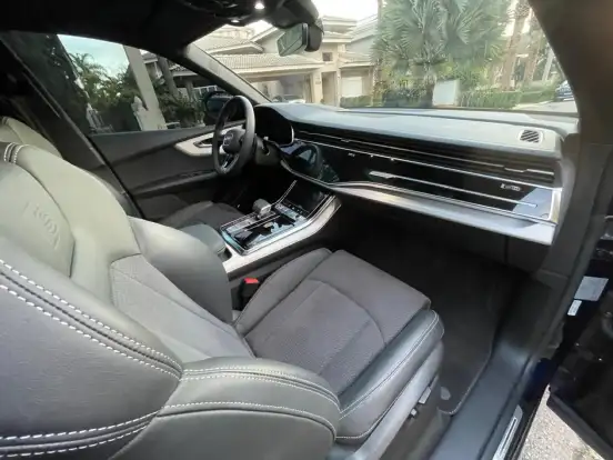 AUDI-Q8-2023
