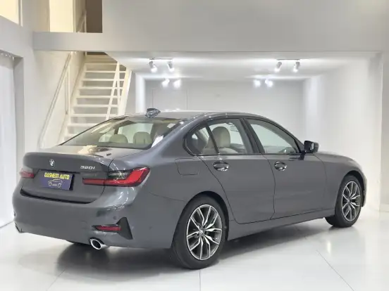 BMW-320i-2021