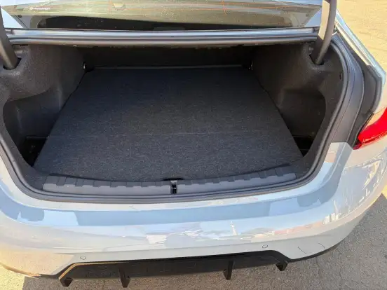 BMW-320i-2023
