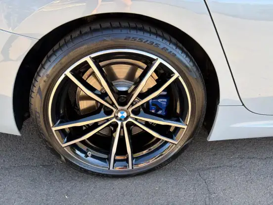 BMW-320i-2023