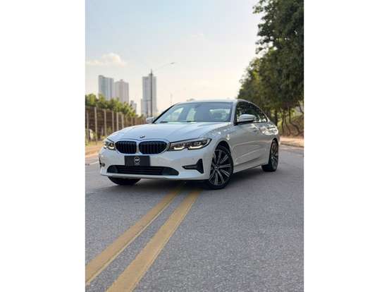 BMW-320i-2021