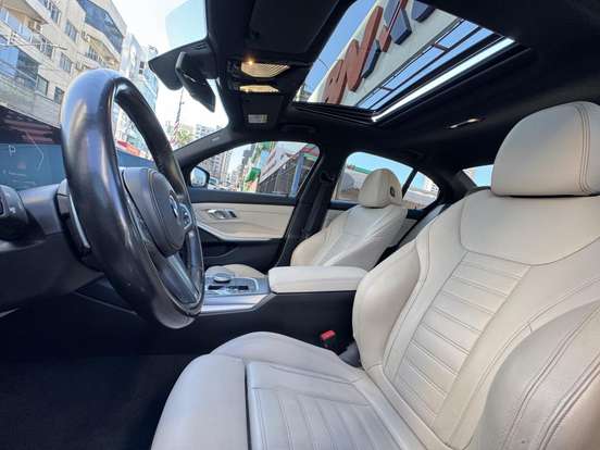 BMW-320i-2022