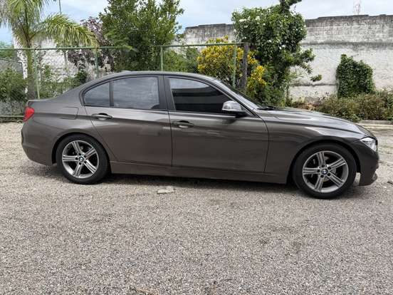 BMW-320i-2012