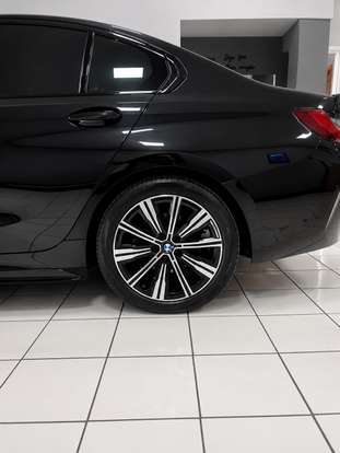BMW-320i-2023