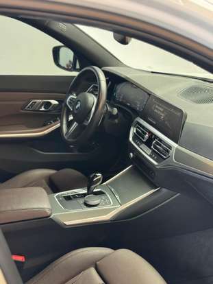 BMW-330e-2022