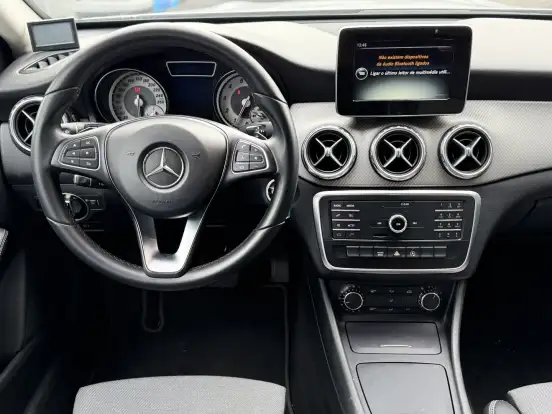 MERCEDES-BENZ-GLA 200-2016