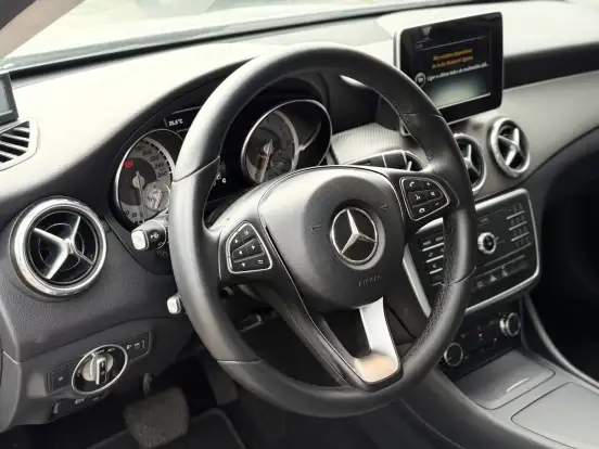 MERCEDES-BENZ-GLA 200-2016