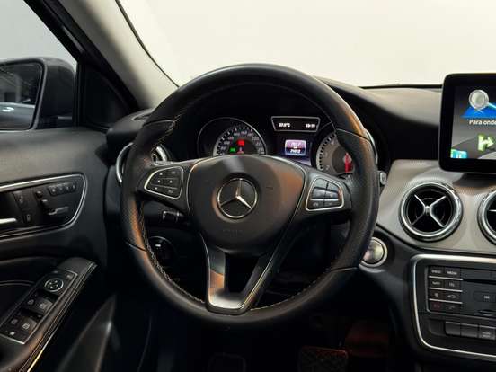 MERCEDES-BENZ-GLA 200-2016
