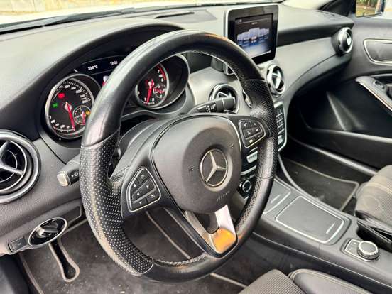 MERCEDES-BENZ-GLA 200-2018