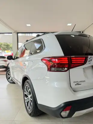 MITSUBISHI-OUTLANDER-2.0 16V GASOLINA 4P AUTOMÁTICO MITSUBISHI-OUTLANDER-2015