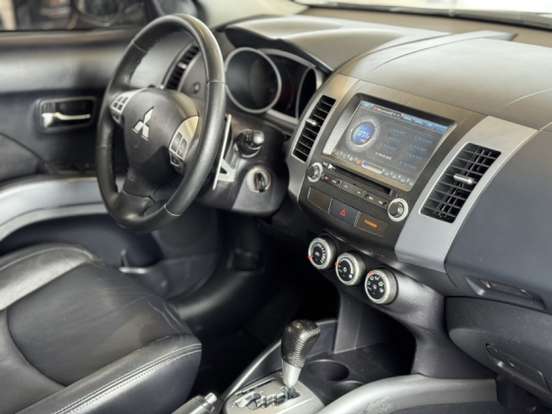 MITSUBISHI-OUTLANDER-2012