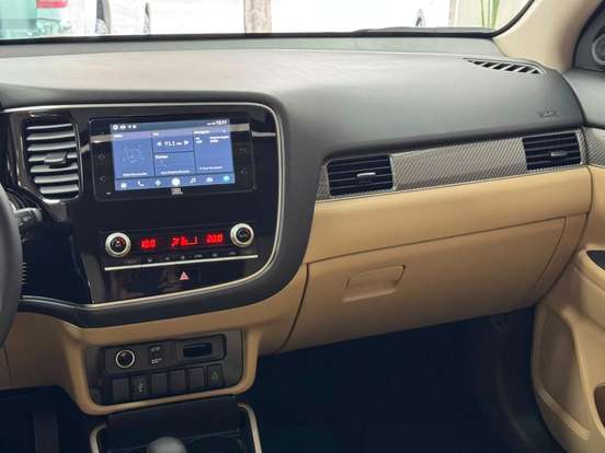 MITSUBISHI-OUTLANDER-2021