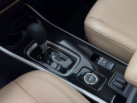 MITSUBISHI-OUTLANDER-2021