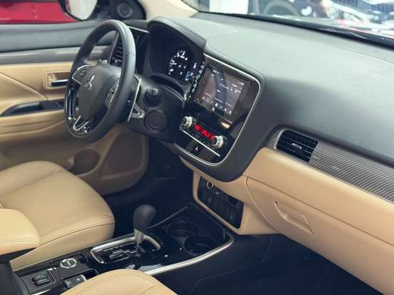 MITSUBISHI-OUTLANDER-2021
