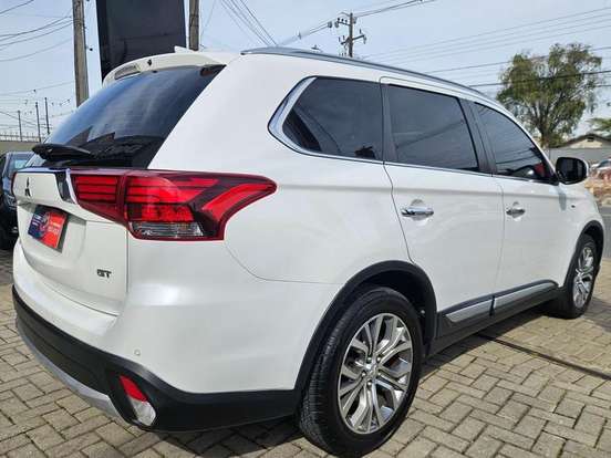 MITSUBISHI-OUTLANDER-3.0 GT 4X4 V6 24V GASOLINA 4P AUTOMÁTICO MITSUBISHI-OUTLANDER-2017
