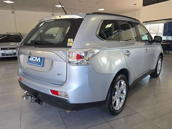 MITSUBISHI-OUTLANDER-3.0 GT 4X4 V6 24V GASOLINA 4P AUTOMÁTICO MITSUBISHI-OUTLANDER-2014
