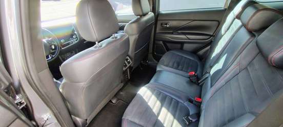 MITSUBISHI-OUTLANDER-2021