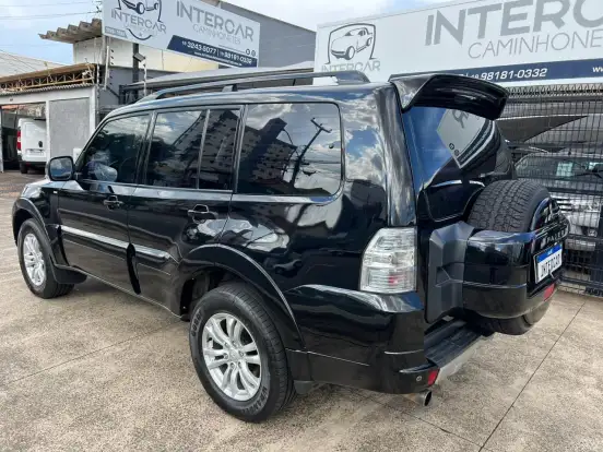 MITSUBISHI-PAJERO-2012