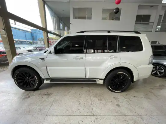 MITSUBISHI-PAJERO-3.2 HPE 4X4 7 LUGARES 16V TURBO INTERCOOLER DIESEL 4P AUTOMÁTICO MITSUBISHI-PAJERO-2017
