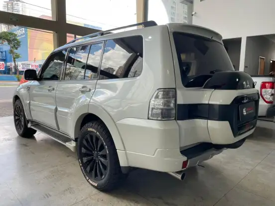 MITSUBISHI-PAJERO-3.2 HPE 4X4 7 LUGARES 16V TURBO INTERCOOLER DIESEL 4P AUTOMÁTICO MITSUBISHI-PAJERO-2017