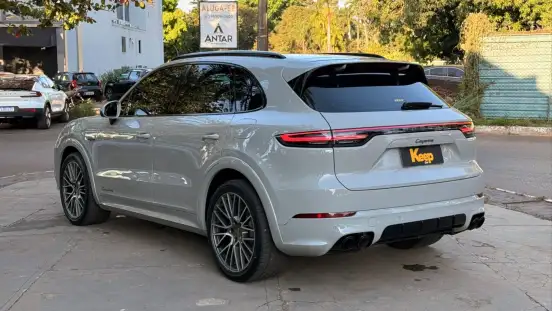 PORSCHE-CAYENNE-2022