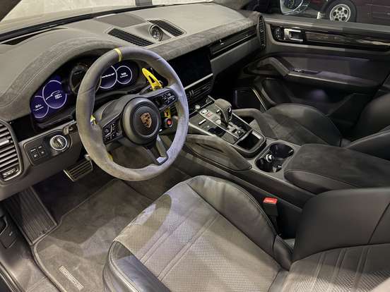 PORSCHE-CAYENNE-2022