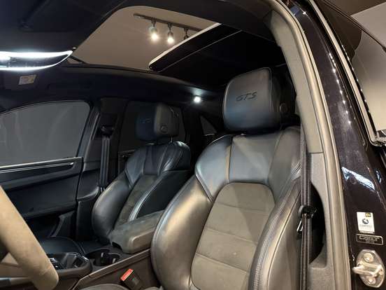 PORSCHE-MACAN-2021