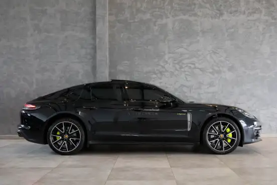PORSCHE-PANAMERA-2023