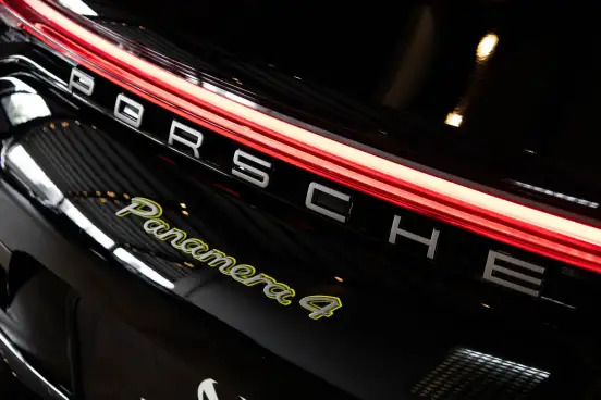 PORSCHE-PANAMERA-2023