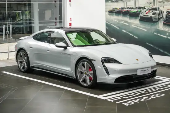 PORSCHE-TAYCAN-2022