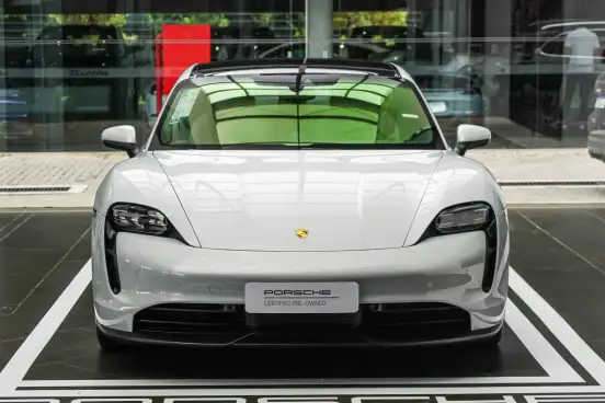 PORSCHE-TAYCAN-2022